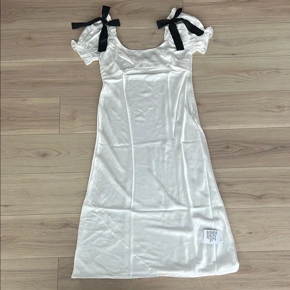 ASOS DESIGN satin puff sleeve midi tea dress in white - Picture 4 of 13